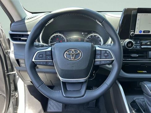 Used 2023 Toyota Highlander XLE FWD image 32