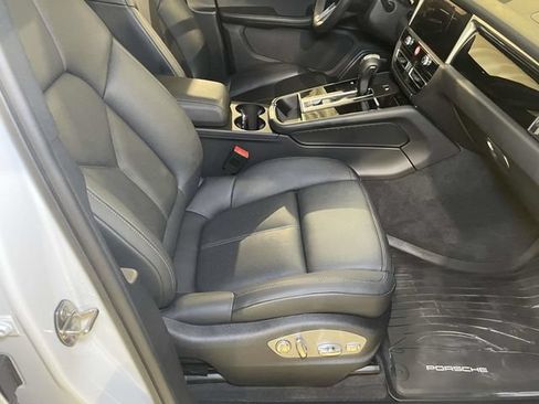Certified 2026 Porsche Macan AWD/4WD image 24