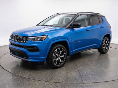 Used 2025 Jeep Compass Limited image 3