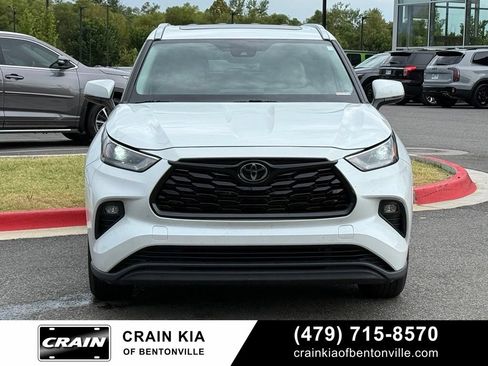 Used 2022 Toyota Highlander XLE FWD image 2