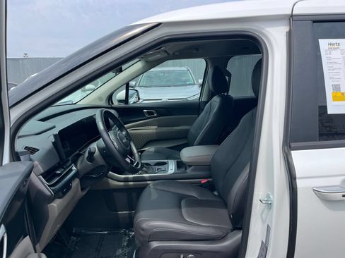 Used 2026 Kia Carnival FWD image 29