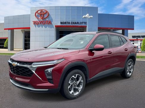 Used 2025 Chevrolet Trax LT w/ Driver Confidence Package FWD image 5