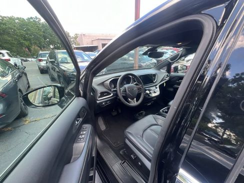 Used 2025 Chrysler Pacifica Select FWD image 2