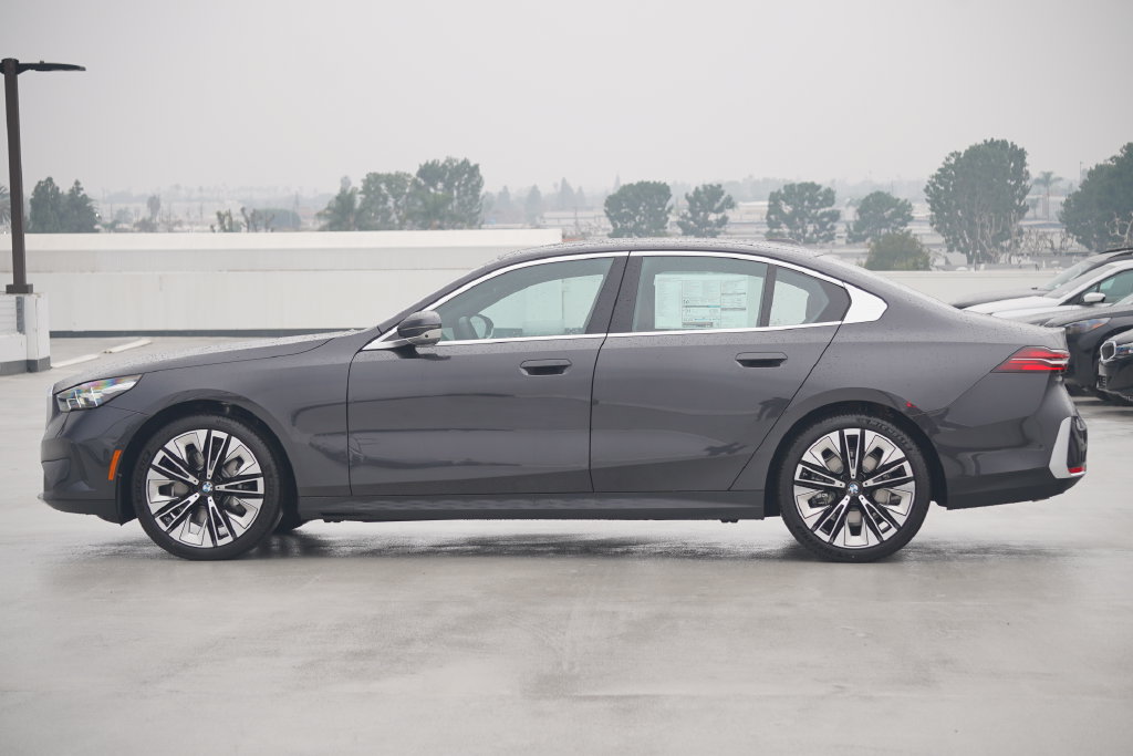 Used 2026 BMW 530i w/ Premium Package RWD image 4