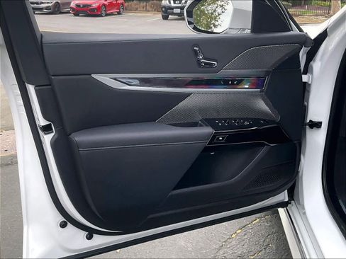 Used 2024 BMW i7 xDrive60 AWD/4WD image 25