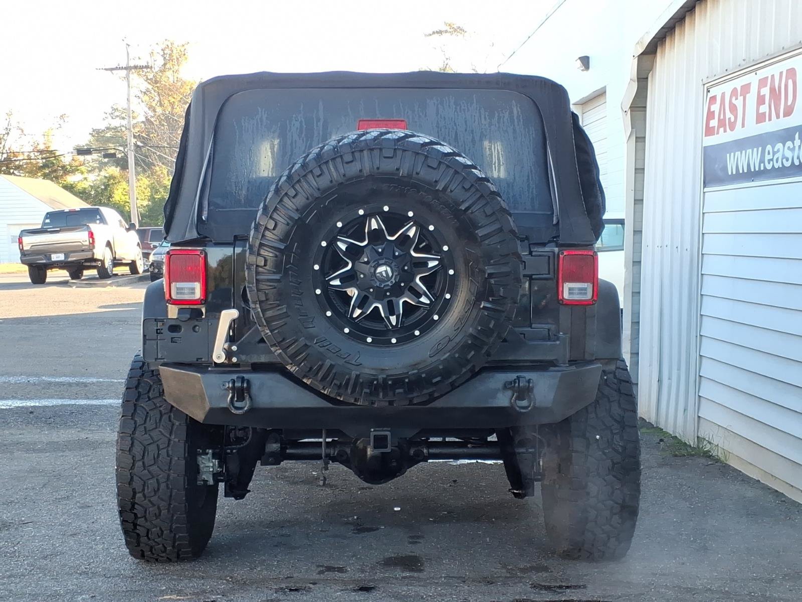 Used 2011 Jeep Wrangler Rubicon w/ PWR Convenience Group AWD/4WD image 4