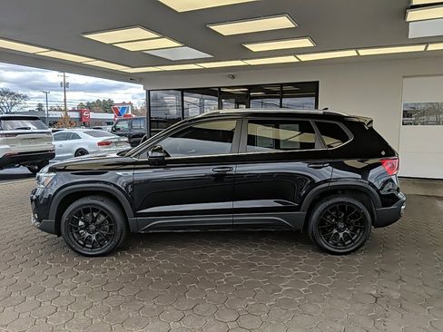 Used 2022 Volkswagen Taos SE w/ Panoramic Sunroof Package image 8