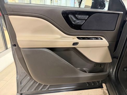 Used 2023 Lincoln Aviator AWD w/ Premium Package image 16