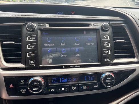 Used 2019 Toyota Highlander Limited Platinum AWD/4WD image 24