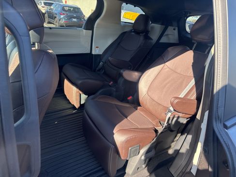 Used 2024 Toyota Sienna Platinum image 6
