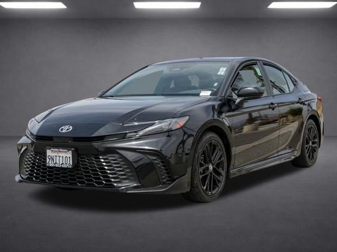 Used 2025 Toyota Camry SE FWD image 9