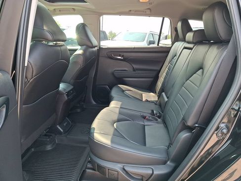 Used 2024 Toyota Highlander XLE AWD/4WD image 13