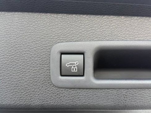 Used 2025 Toyota Sienna XLE FWD image 9