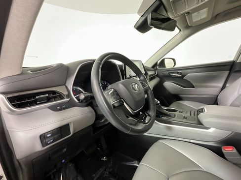 Used 2021 Toyota Highlander XLE image 15