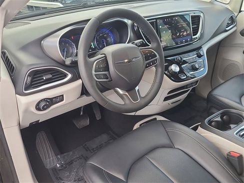 Used 2024 Chrysler Pacifica Touring-L image 24