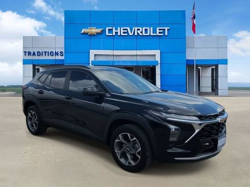 Certified 2026 Chevrolet Trax LT w/ Driver Confidence Package FWD image 2