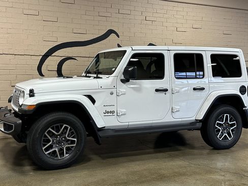 Used 2024 Jeep Wrangler Unlimited Sahara w/ Technology Group AWD/4WD image 10