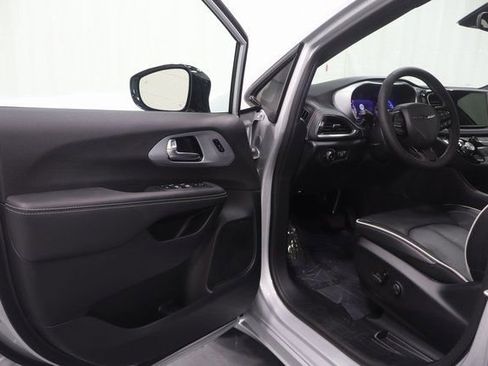 New 2026 Chrysler Pacifica Limited w/ S Appearance Package FWD image 9