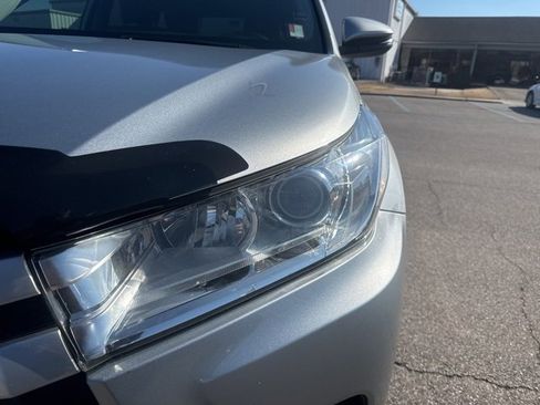 Used 2019 Toyota Highlander XLE image 9