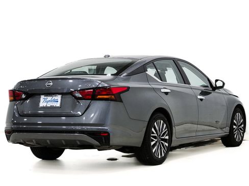 Used 2024 Nissan Altima 2.5 SV FWD image 6