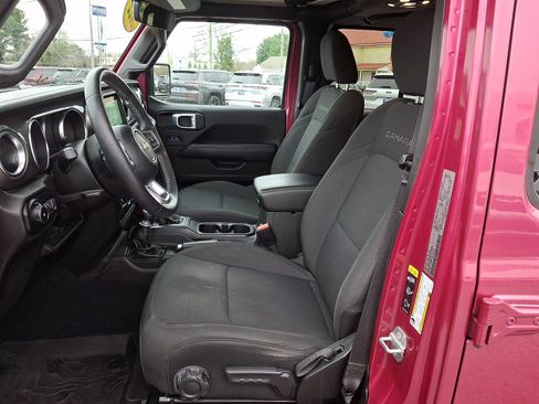 Used 2022 Jeep Wrangler Unlimited Sahara w/ Cold Weather Group AWD/4WD image 13