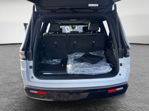 New 2026 Jeep Grand Wagoneer Summit w/ Premium Group III image 24