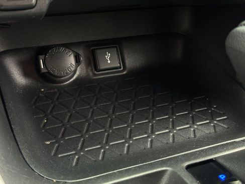Used 2022 Toyota RAV4 LE AWD/4WD image 32
