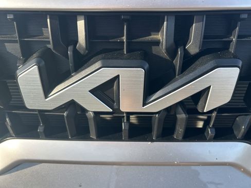 Used 2024 Kia Telluride EX w/ EX Captain's Chair Package image 12