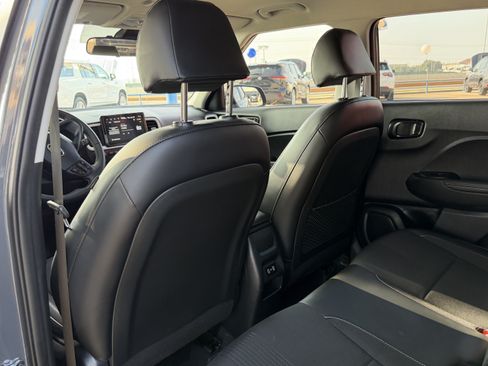 Used 2025 Hyundai Venue Limited FWD image 11