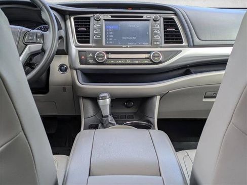 Used 2015 Toyota Highlander XLE FWD image 15