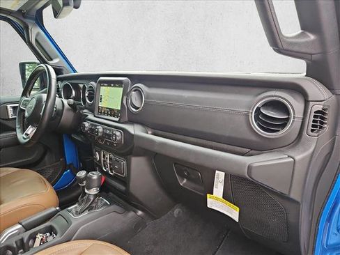 Used 2022 Jeep Wrangler Unlimited Sahara w/ Cold Weather Group AWD/4WD image 19