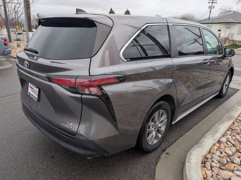 Used 2022 Toyota Sienna LE image 4