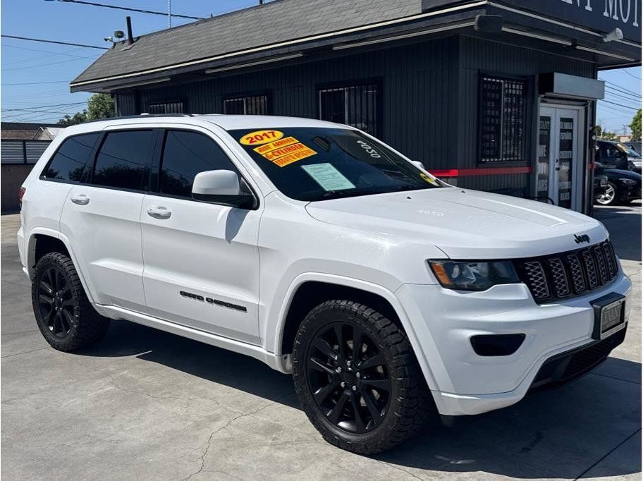 Used 2017 Jeep Grand Cherokee Altitude RWD image 1