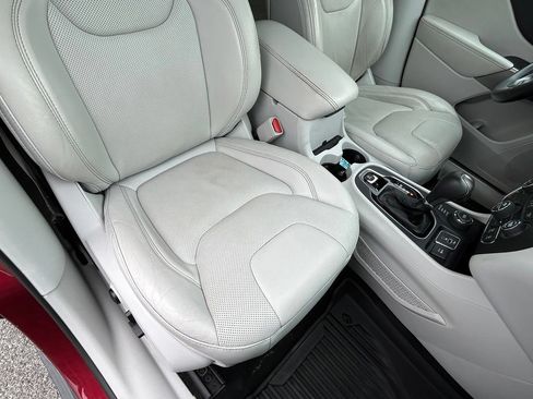 Used 2019 Jeep Cherokee Limited AWD/4WD image 38