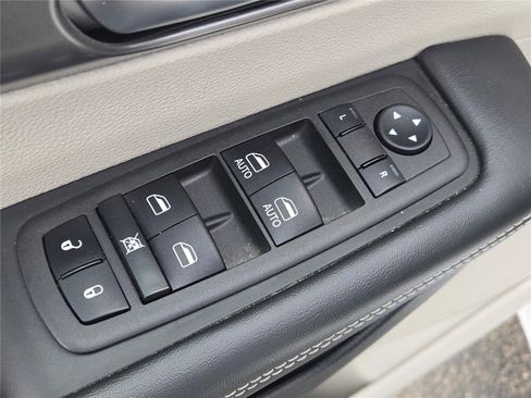 Certified 2024 Chrysler Pacifica Limited FWD image 24