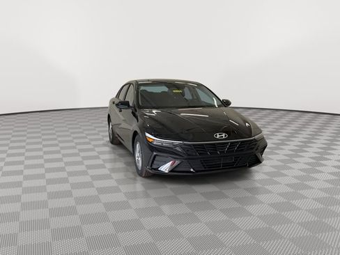Used 2026 Hyundai Elantra SE FWD image 2