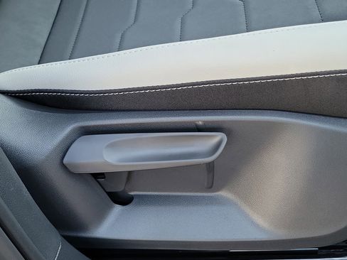 New 2026 Volkswagen Taos SE FWD image 8