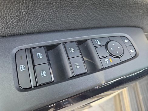 Used 2025 Nissan Pathfinder SV image 15