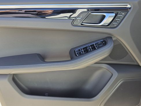Certified 2025 Porsche Macan image 22