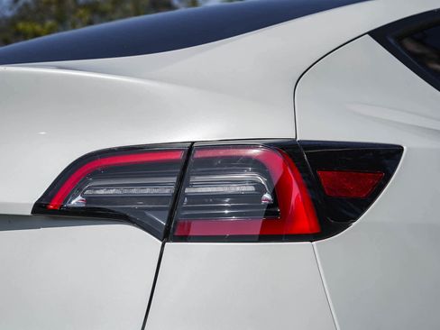 Used 2021 Tesla Model Y Long Range AWD/4WD image 7