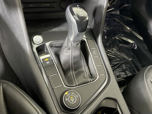 Used 2022 Volkswagen Tiguan SE image 16