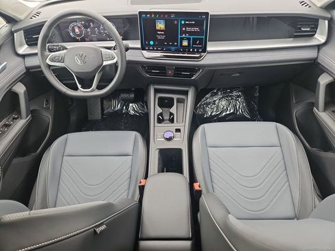 New 2026 Volkswagen Tiguan SE FWD image 16