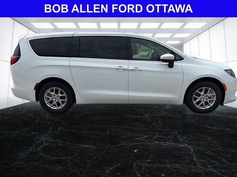 Used 2023 Chrysler Voyager LX FWD image 6