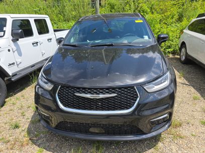 Used 2025 Chrysler Pacifica Select