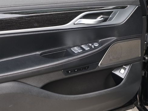 Used 2022 BMW 740i image 17