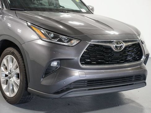 Used 2021 Toyota Highlander Limited FWD image 4