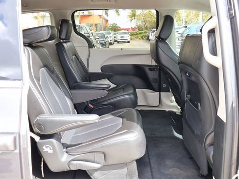 Used 2023 Chrysler Pacifica Touring-L image 39