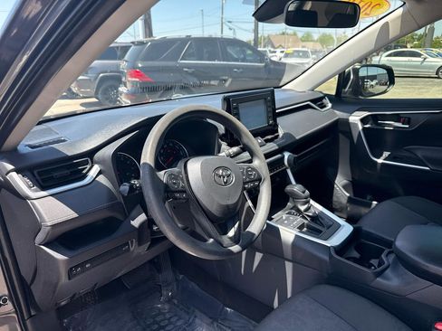 Used 2019 Toyota RAV4 XLE w/ Convenience Package FWD image 10