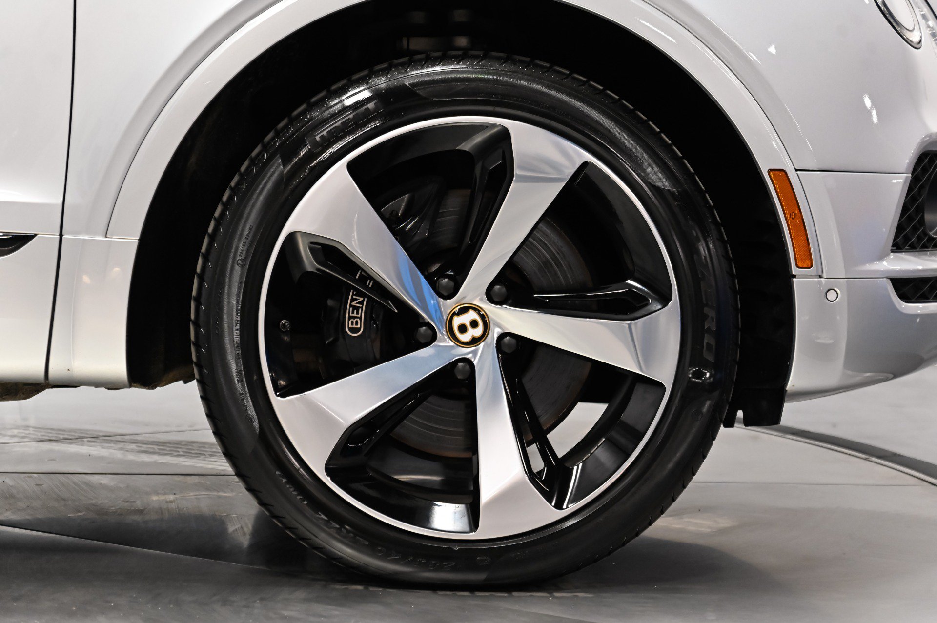 Used 2019 Bentley Bentayga AWD/4WD image 16