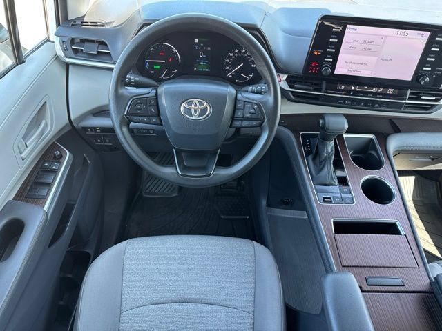 Used 2023 Toyota Sienna LE AWD/4WD image 5
